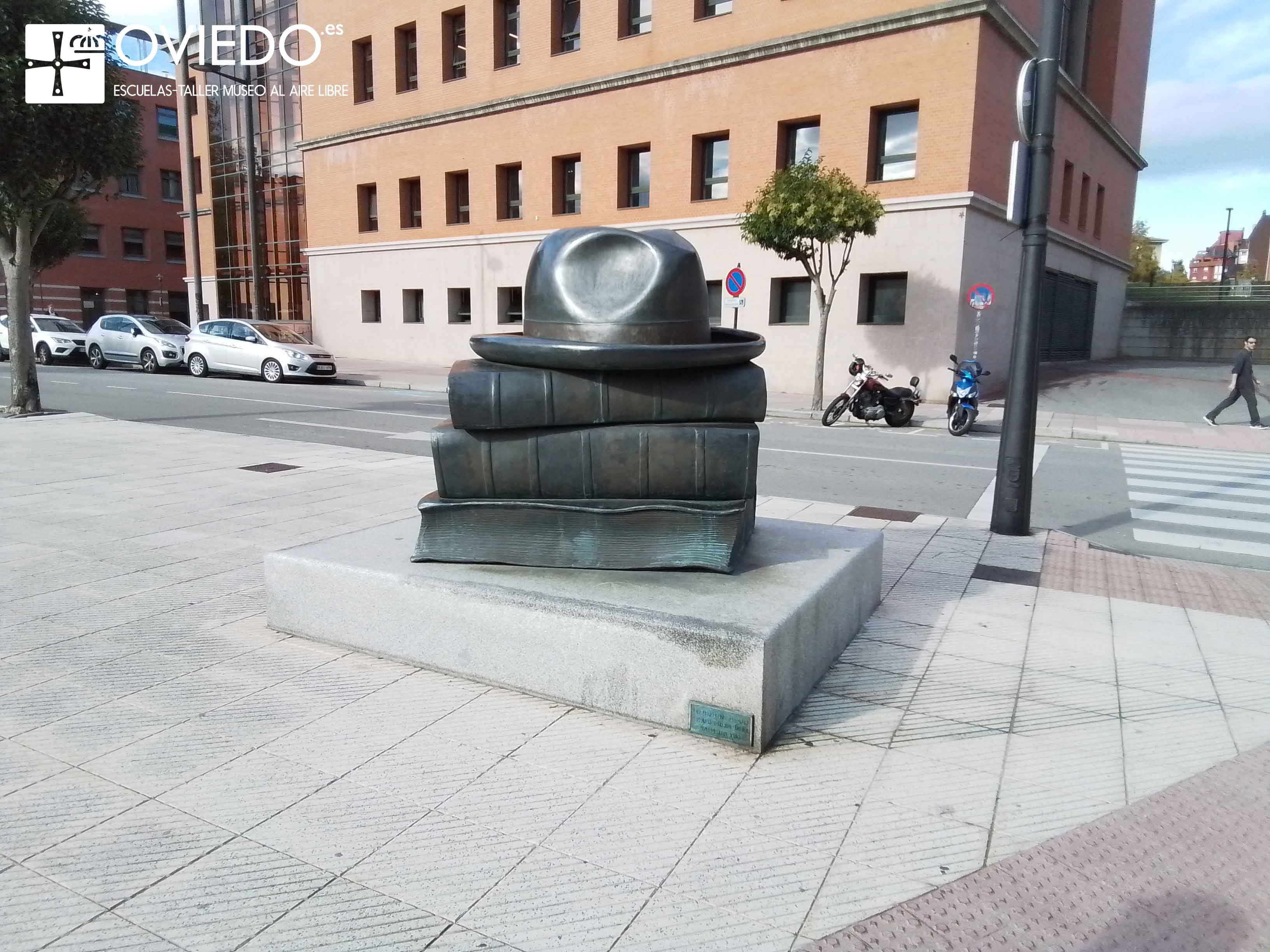 escultura completa los libros que nos unen